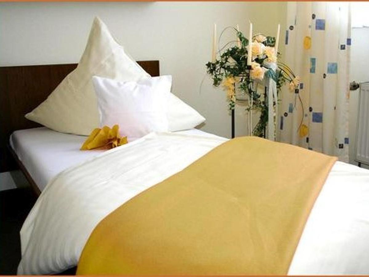 Hotel Zur Krone Ronneburg  Экстерьер фото